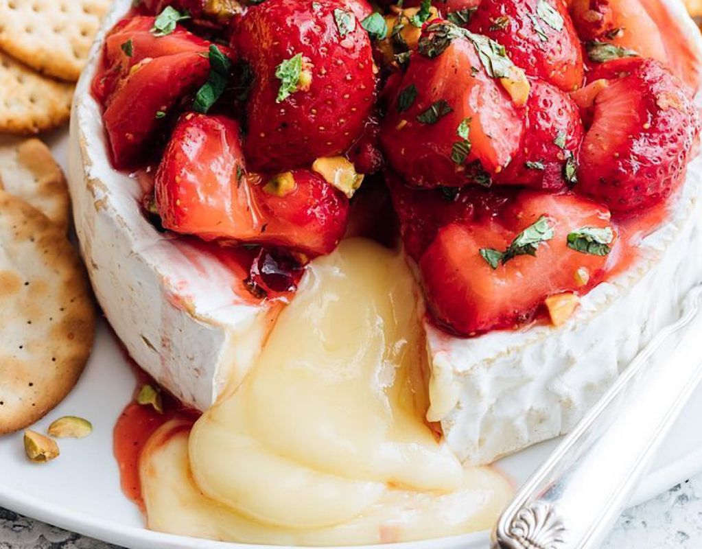 Клубника в нестандартных блюдах: от мяса до сыра