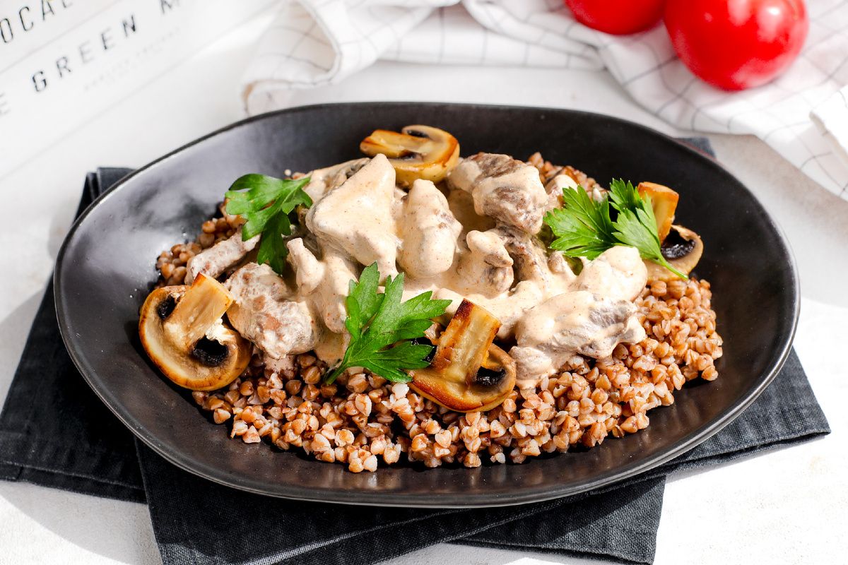 Как обычная гречка превращается в уютный вечер: говядина и сливочно-грибной соус