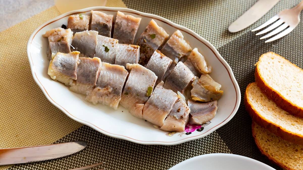 Сельдь в России подорожала почти на треть: причины и последствия