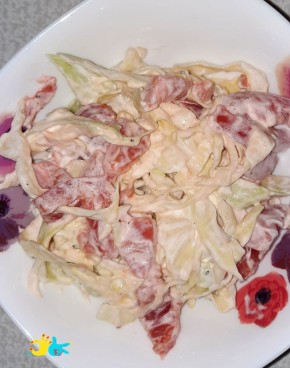 Свежий салат из капусты с помидорами и чесноком: простой рецепт на каждый день