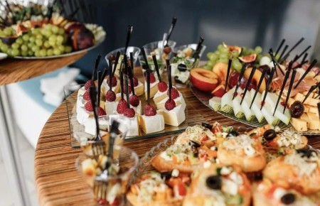 Как накормить всех на корпоративе: секреты незабываемого меню