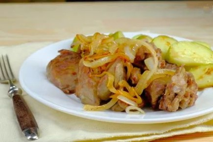 Печень по-берлински: идеальная гармония вкусов с яблоками и луком