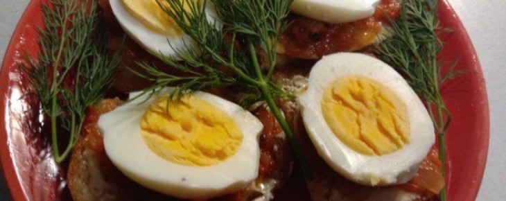 Непревзойденные канапе: хрустящие гренки с томатным пюре и яйцом для вашего стола