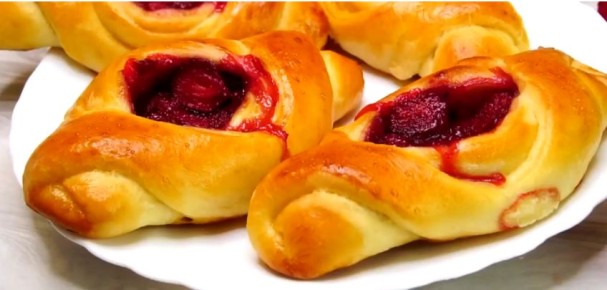 Пирожки с ягодной начинкой: легкое и вкусное тесто за час