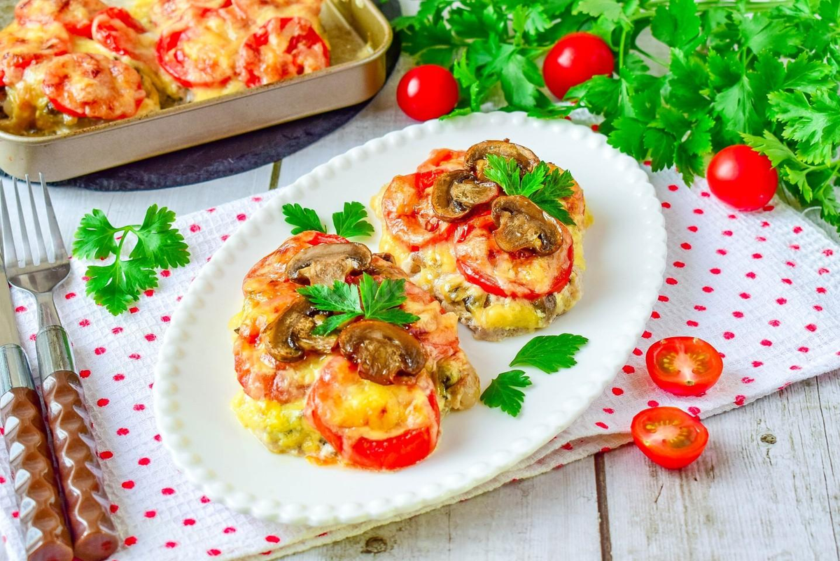 Мясо по-французски с грибами и сыром: классика праздничного стола