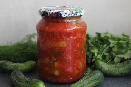 Салат из огурцов с томатной заправкой на зиму