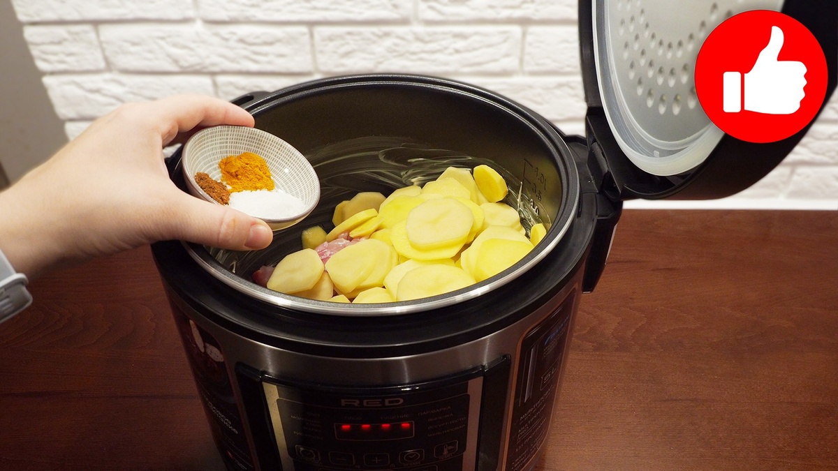 Сочный ужин: курица с картошкой и луком в мультиварке