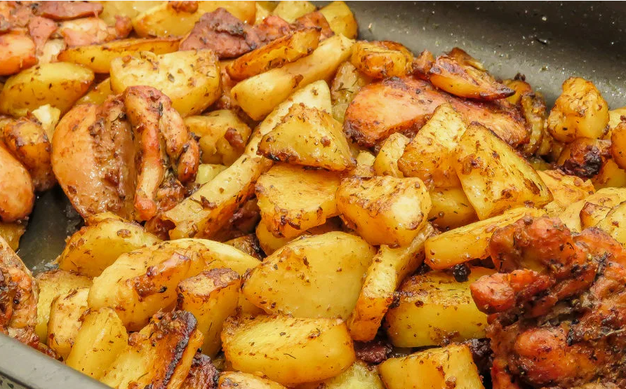 Печеная картошка с мясом: уютное блюдо для всех случаев жизни