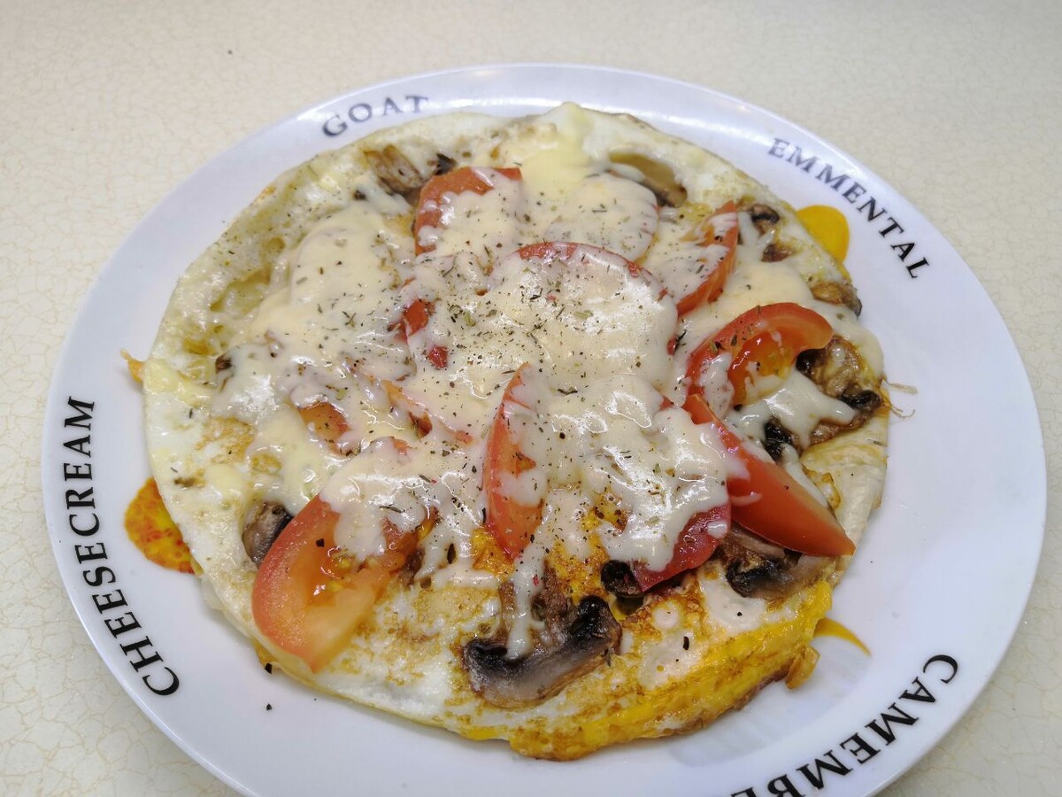 Завтракаем по-новому: яйцепицца на основе лаваша