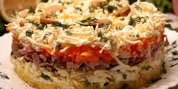 Салат с ветчиной и грибами украсит ваш праздничный стол