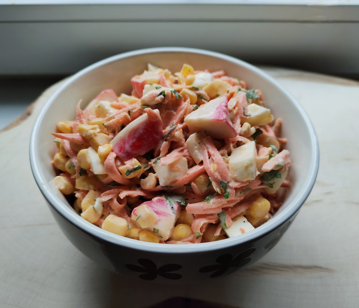 Крабовый салат с морковью: неожиданный кулинарный шедевр для любого стола