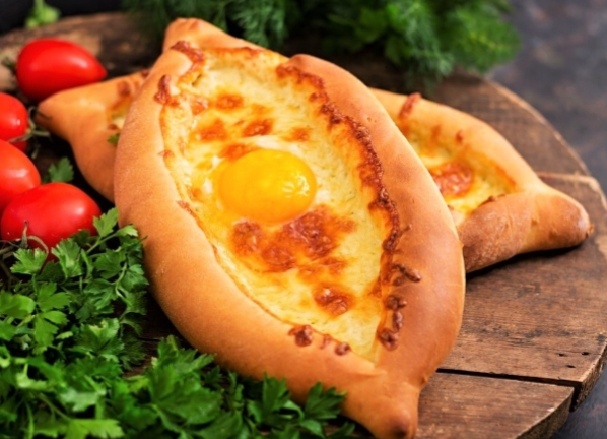 Классика грузинской кухни: быстрый рецепт хачапури по-аджарски
