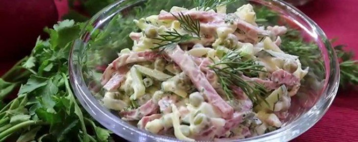 Легкий капустный салат с колбасой и зеленым горошком