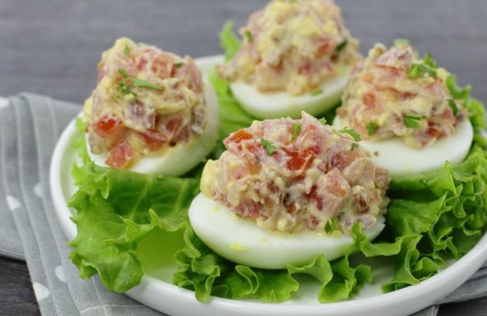 Сытная закуска: яйца с беконом и помидорами