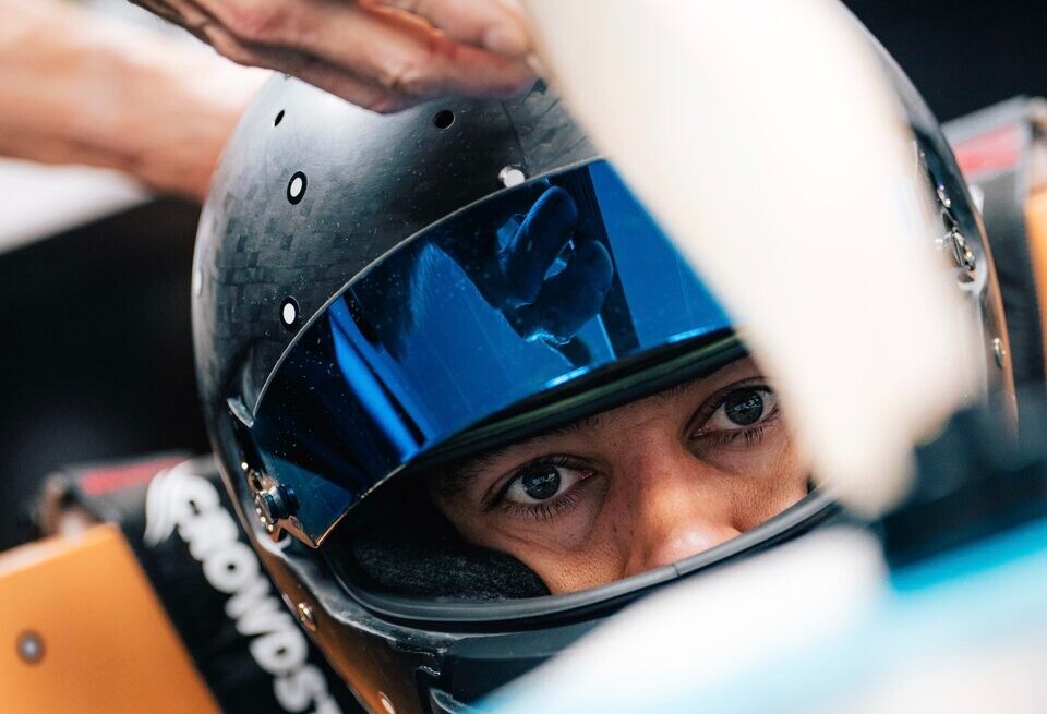 Формула 1: Андреа Кими Антонелли и Джордж Рассел завершают подгонку сидений для W17