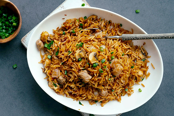 Новый взгляд на жареный рис: говядина и грибы в изысканном тандеме