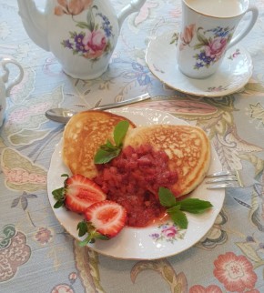 Нежные оладьи с клубничным соусом