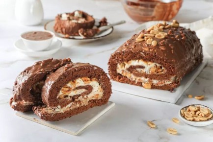Необычный бисквитный рулет «Сникерс» для сладкоежек