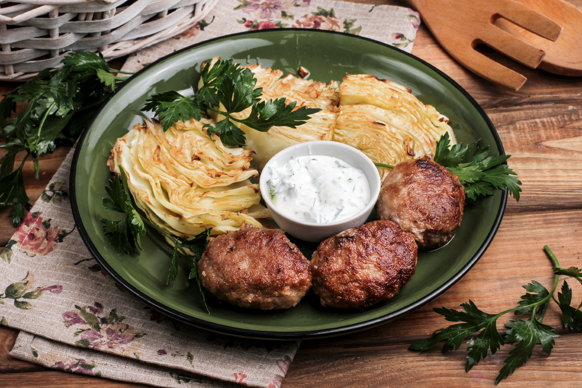 Необычные котлеты домовенка Кузи: секреты с запеченной капустой и йогуртовым соусом