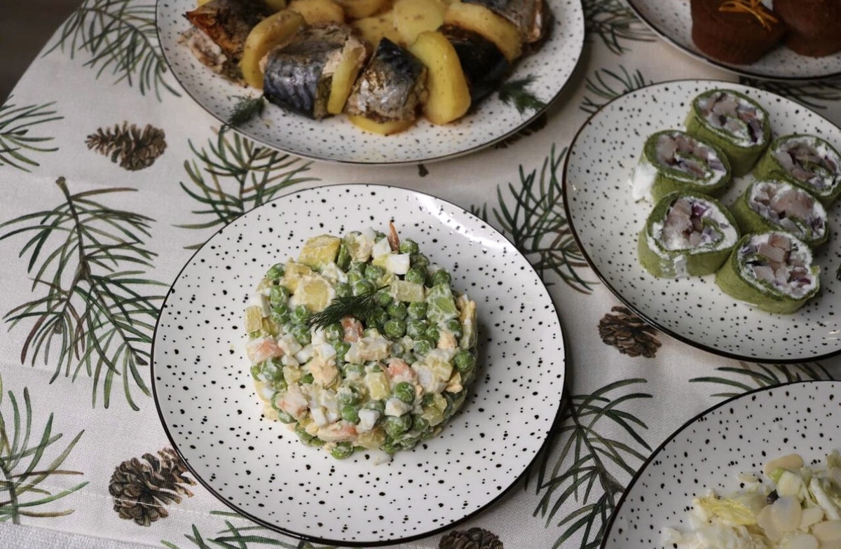 Почему новогодние салаты следует выбрасывать, а не доедать