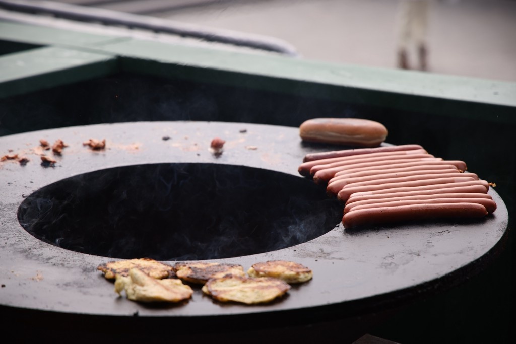 Как правильно наслаждаться сосисками: советы эксперта по этикету