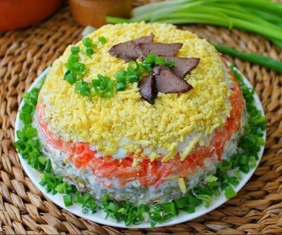 Слоеный салат с печенью: оригинальный рецепт для особых случаев