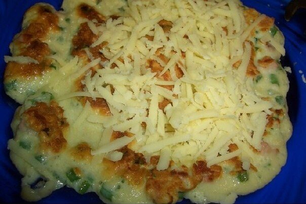 Сытная лепешка с яйцами и колбасой на завтрак