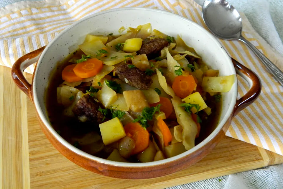 Волшебство глиняного горшка: простое тушеное мясо с овощами во французском стиле