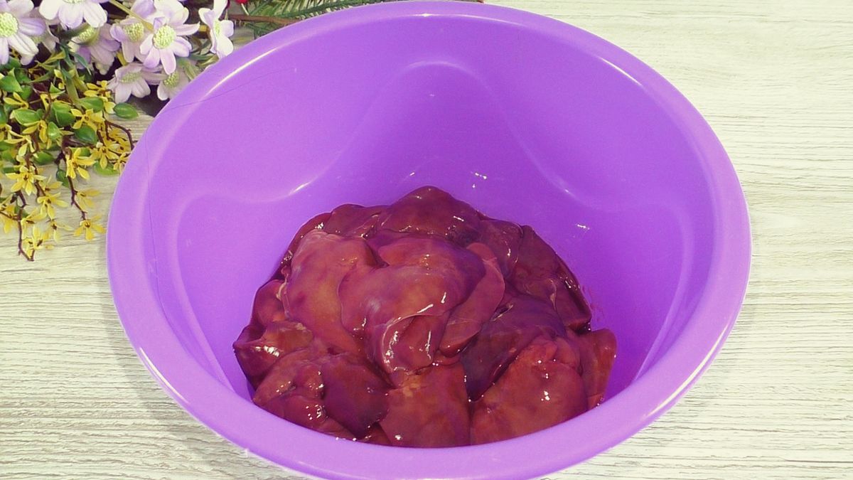 Необычные оладьи из куриной печёнки: простой и вкусный рецепт с зелёным луком