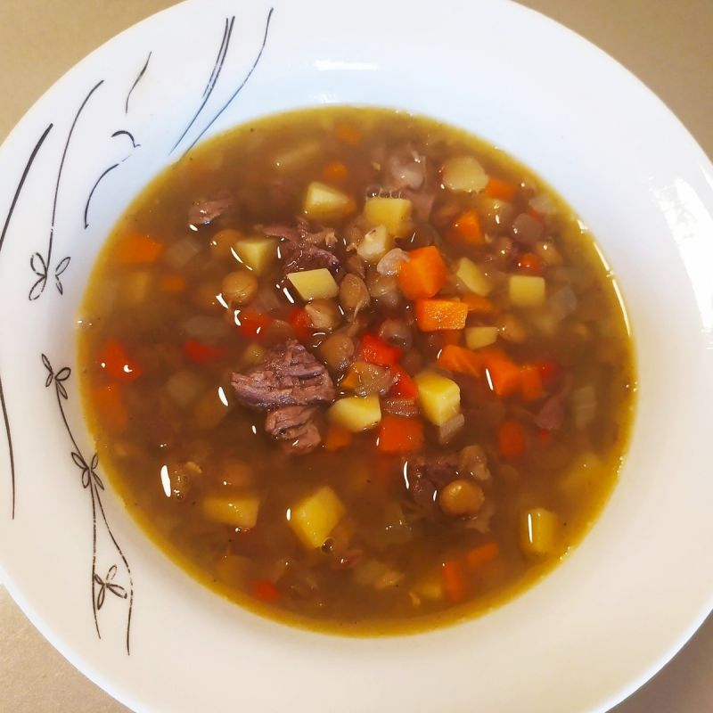 Согревающий чечевичный суп с копченостями: идеальное зимнее блюдо