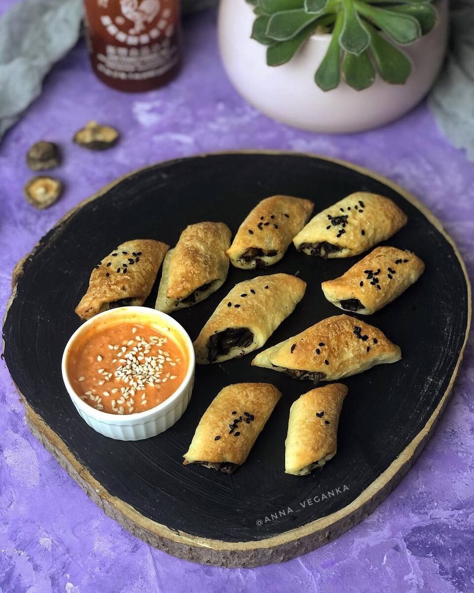 Мини-слойки с грибами: быстрая и оригинальная закуска для любого случая