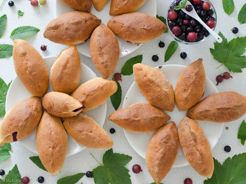 Ароматные пирожки с ягодами: витаминный улов с дачи на столе