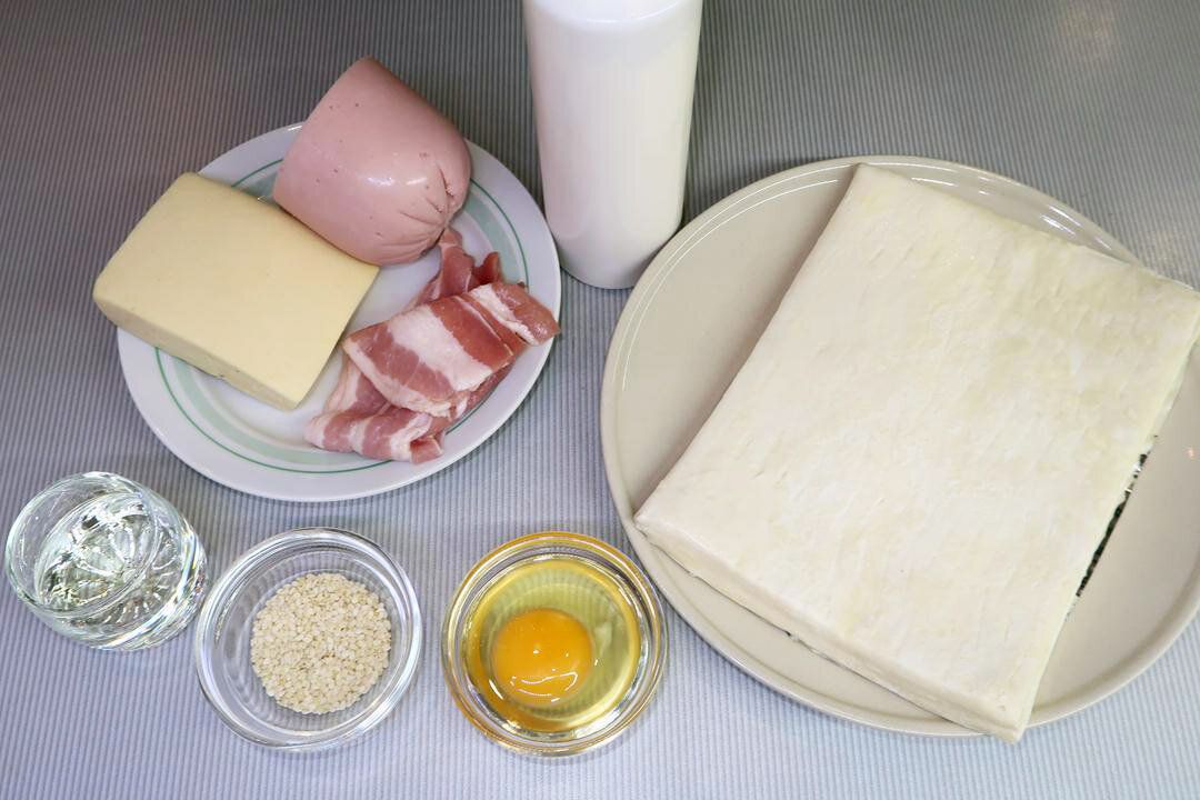 Вкусные рулетики из слоёного теста с ветчиной, сыром и беконом