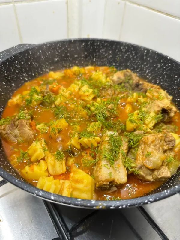 Быстрый ужин: ребрышки с картошкой в казане