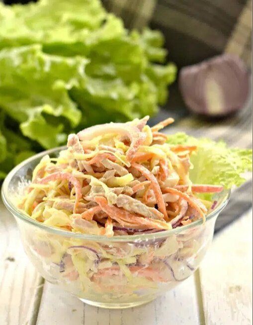 Салат из капусты с мясом и морковью: быстро и вкусно
