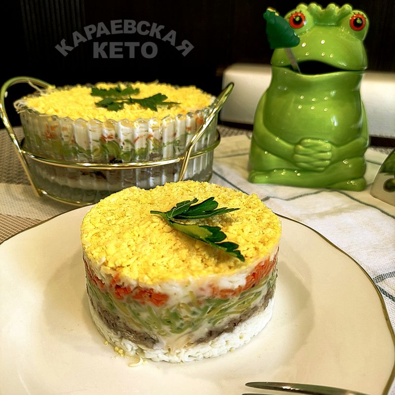 Попробуйте кето-версию салата «Мимоза»: легко, вкусно и сытно