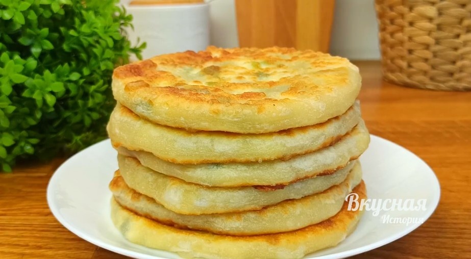Как быстро приготовить нежные лепешки с начинкой на завтрак