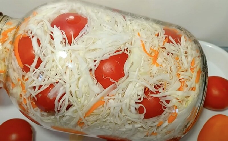 Как заквасить капусту с помидорами: простой рецепт