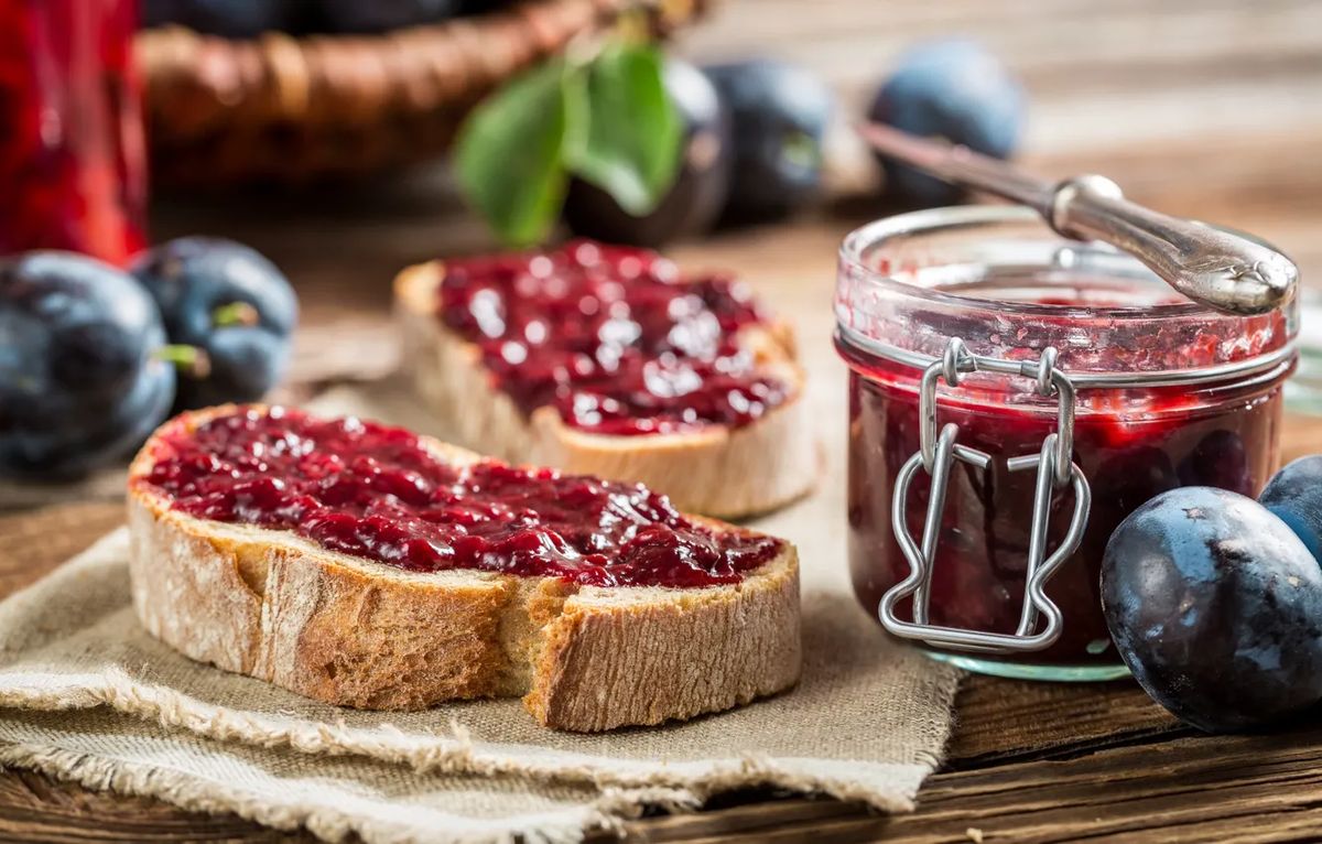 Домашнее варенье на хлебе: вкус лета и детства в одной тарелке