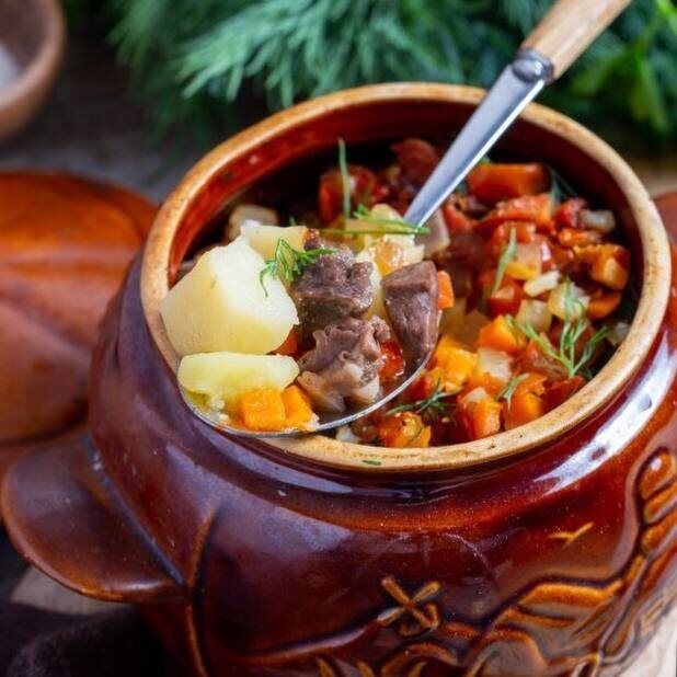 Мясо с картошкой в горшочке: уютный ужин для всей семьи