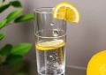 Правда и мифы о лимонной воде: что стоит знать