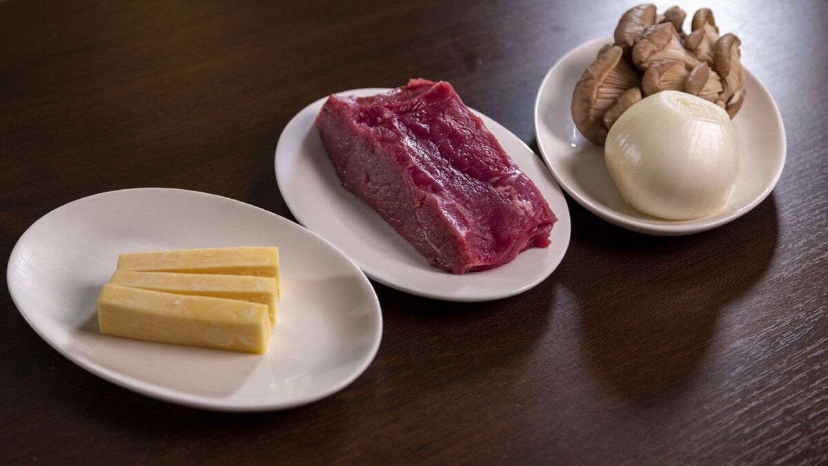 Нежные мясные рулетики с грибами: идеальный ужин для всей семьи