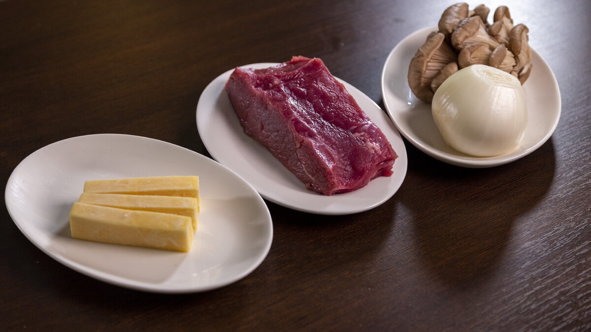 Нежные мясные рулетики с грибами: идеальный ужин для всей семьи