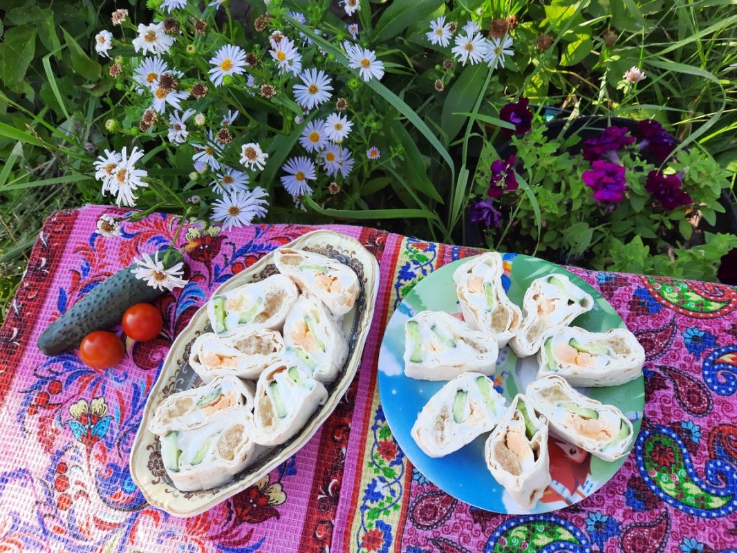 Нежный рулет из лаваша с икрой сельди: простой и вкусный рецепт