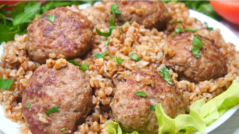 Гречка с котлетами: идеальный ужин за минуту