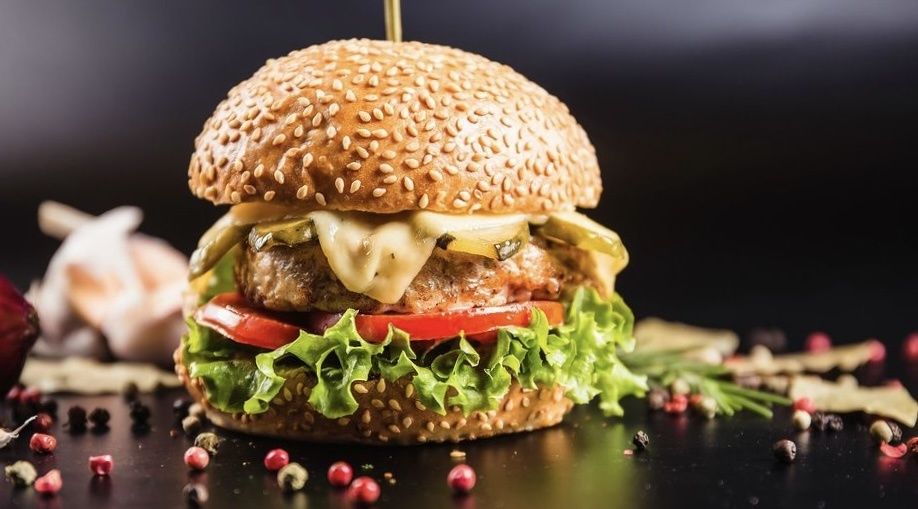 Как бургеры завоевали мир и стали символом современного фастфуда