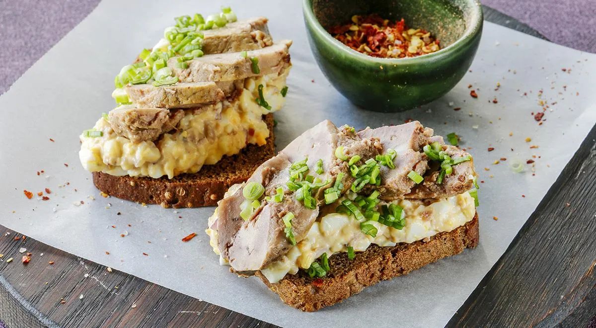 Сочные бутерброды с печенью трески и яйцом для идеального завтрака