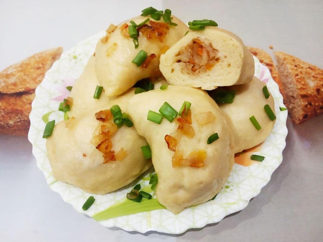 Воздушные вареники с жареной квашеной капустой