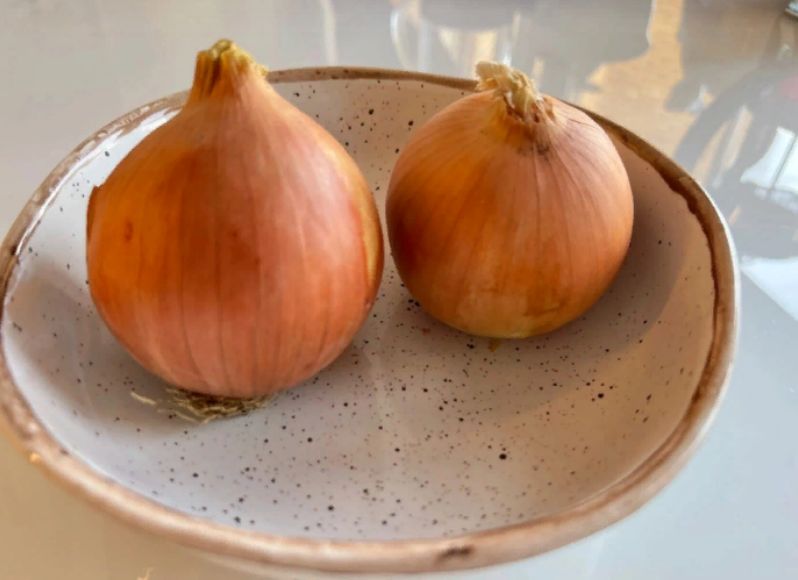 Идеальная нарезка лука для салатов: быстро и просто