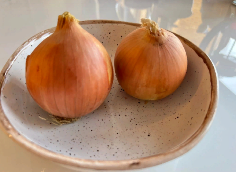 Идеальная нарезка лука для салатов: быстро и просто